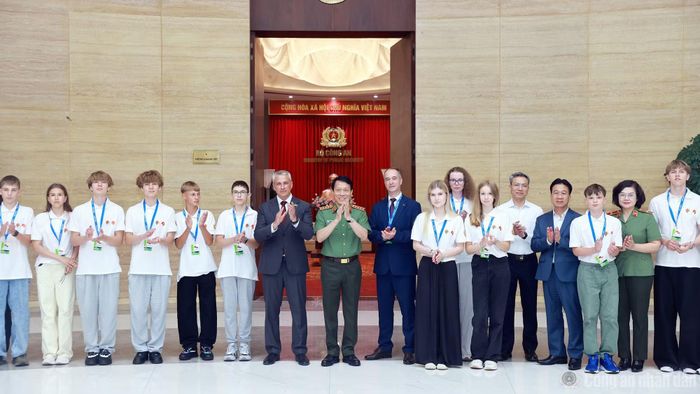 Bộ trưởng Lương Tam Quang và các thành viên trong Đoàn con cán bộ, chiến sĩ Bộ Nội vụ Belarus sang thăm Việt Nam.
