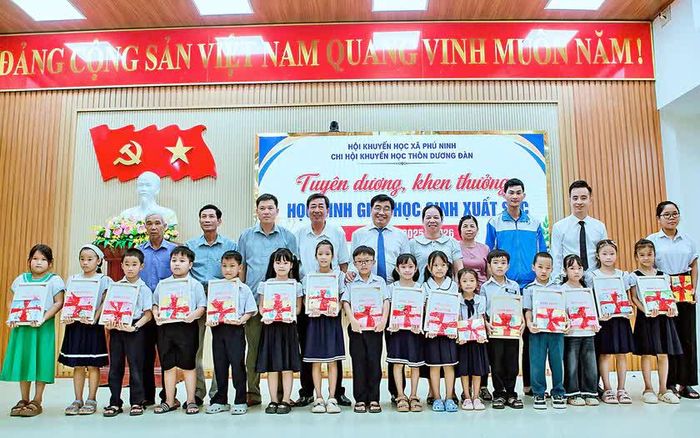 Chi hội khuyến học thôn Dương Đàn trao phần thuởng cho các học sinh.