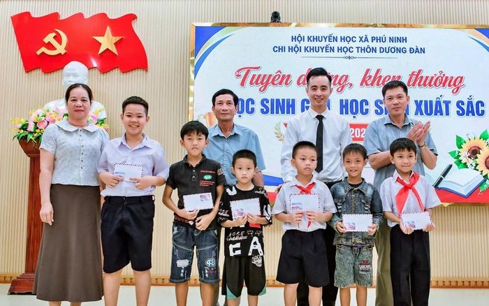 Trao học bổng cho học sinh có hoàn cảnh khó khăn, vượt khó học tốt, mỗi suất 500 nghìn đồng.