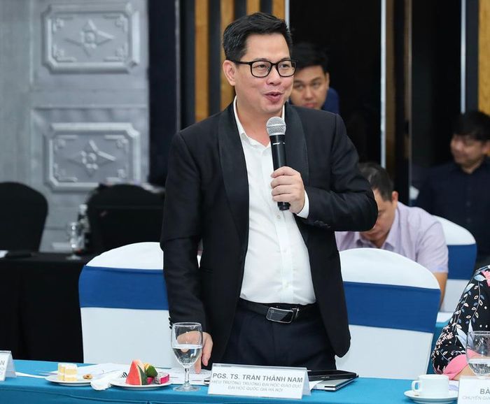 PGS.TS Trần Thành Nam chia sẻ tại hội thảo. Ảnh: Trường Đại học Giáo dục
