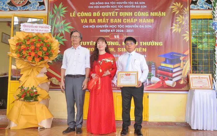 Ông Nguyễn Minh Hùng, Chủ tịch Hội Khuyến học thành phố Đà Nẵng trao Giấy khen cho Tộc Nguyễn Đà Sơn đạt thành tích tốt trong phong trào khuyến học, khuyến tài và xây dựng xã hội học tập, nhiệm kỳ 2021-2026.