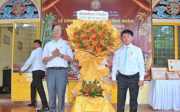 Ông Nguyễn Minh Hùng, Chủ tịch Hội Khuyến học thành phố Đà Nẵng tặng hoa chúc mừng gia tộc.