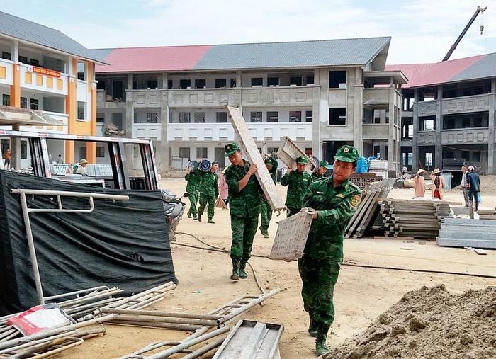 Các cán bộ, chiến sĩ Đồn biên phòng Tả Gia Khâu làm việc trực tiếp tại công trường cho đến khi hoàn thành và đưa công trình vào sử dụng, phục vụ năm học mới. Ảnh: Duy Cường