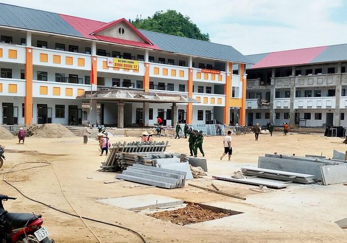 Thi công phần sân trường. Ảnh: Duy Cường