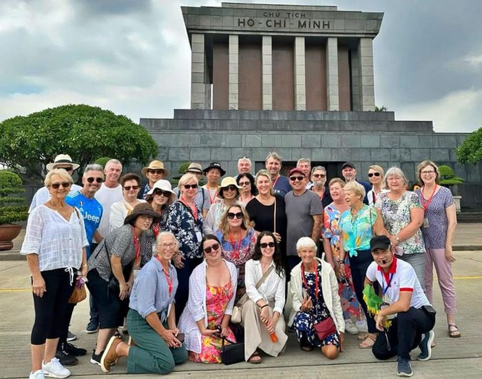 Nhóm khách du lịch Australia tham quan Hà Nội, trong tour du lịch Việt Nam. Ảnh: Cục Du lịch Quốc gia