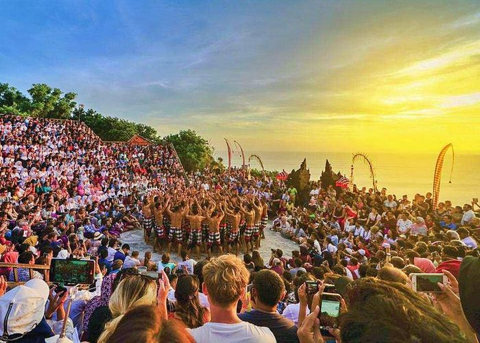 "Đảo của các vị thần" Bali (Indonesia) có sức cuốn hút đặc biệt với khách du lịch Australia. Nơi đây hội tụ vẻ đẹp thiên nhiên nhiệt đới với những bãi biển cát trắng, văn hóa bản địa đặc sắc cùng hệ thống nghỉ dưỡng đa dạng từ cao cấp đến gần gũi thiên nhiên. Ảnh: Bali Sun