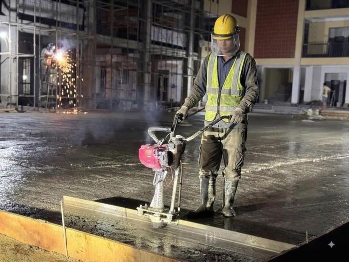 Công nhân làm việc xuyên đêm để bảo đảm đúng tiến độ đề ra. Ảnh: Ngọc Bằng
