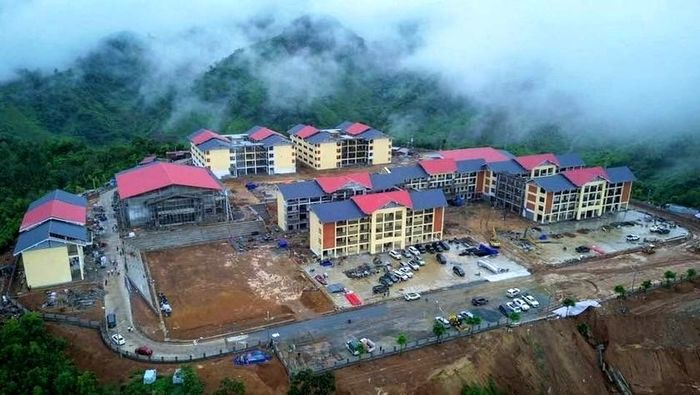 Toàn cảnh Trường Phổ thông nội trú liên cấp TH&THCS A Mú Sung nhìn từ trên cao. Ảnh: Mạnh Dũng