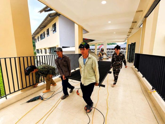 Công nhân đơn vị thi công đang tập trung hoàn thiện khu hiệu bộ và phòng học Trường Phổ thông nội trú liên cấp Tiểu học - Trung học cơ sở A Mú Sung. Ảnh: Ngọc Bằng