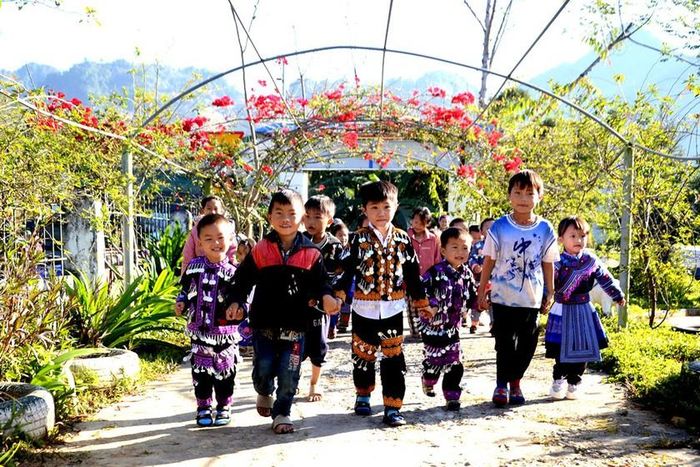 Niềm vui học sinh vùng cao Lào Cai tới trường. Ảnh: Quốc Hồng