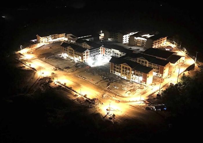 Thi công "3 ca, 4 kíp" xuyên đêm để hoàn thành Trường Phổ thông nội trú liên cấp TH&THCS A Mú Sung với quy mô 36 lớp học, bao gồm: nhà hiệu bộ, lớp học, nhà ăn, ký túc xá, nhà công vụ giáo viên... trước ngày 30/8/2026. Ảnh: Ngọc Bằng
