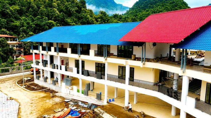 Khu phòng học của Trường Phổ thông nội trú liên cấp Tiểu học - Trung học cơ sở Mường Khương đang hoàn thiện cửa và lan can các tầng nhà. Ảnh: Hà Thắng