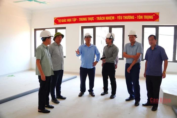 Bí thư Tỉnh ủy Phan Thăng An kiểm tra phòng học, lưu ý các điều kiện bảo đảm an toàn cho học sinh khi nhà trường đi vào hoạt động.