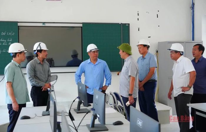 Bí thư Tỉnh ủy Phan Thăng An kiểm tra trang thiết bị dạy học được lắp đặt tại Trường Phổ thông nội trú Tiểu học và THCS Trà Lĩnh.