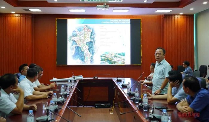 Ban Quản lý Khu kinh tế tỉnh báo cáo phương án quy hoạch khu vực Cửa khẩu quốc tế Trà Lĩnh tại buổi làm việc.