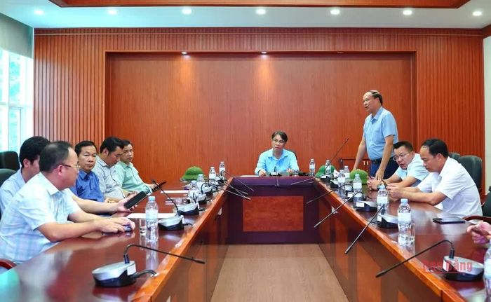 Các đại biểu trao đổi, thảo luận về phương án quy hoạch không gian Khu kinh tế cửa khẩu gắn với cao tốc và các cửa khẩu quốc tế.