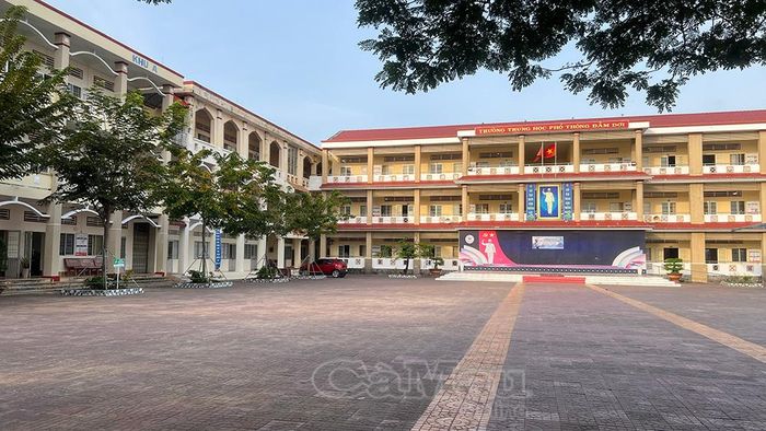 Trường THPT Đầm Dơi là một trong 10 trường được đầu tư xây dựng, cải tạo trong Dự án các trường THPT đạt chuẩn quốc gia.