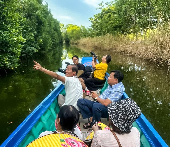 Khách tham quan chụp ảnh vườn cò.