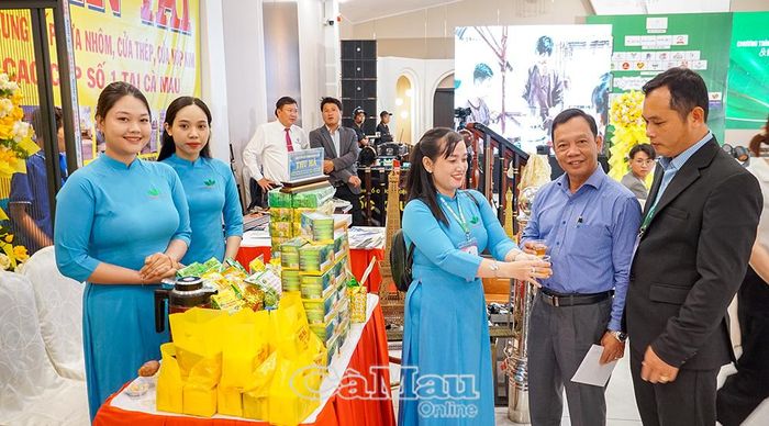Ông Võ Kiên Giang, Chủ tịch Hiệp hội DN tỉnh Cà Mau (thứ hai từ phải sang), trải nghiệm sản phẩm của Công ty TNHH Sản xuất Thương mại Dịch vụ Trà Thu Hà (Phường Lý Văn Lâm) tại hội nghị sơ kết 6 tháng của Câu lạc bộ DN tỉnh Cà Mau.
