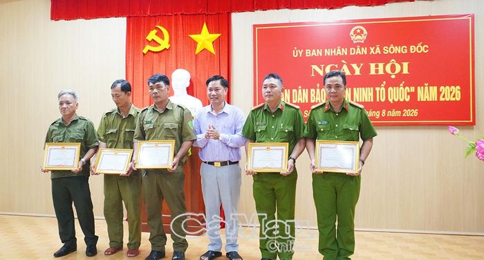 Đồng chí Đỗ Văn Sử, Chủ tịch UBND xã Sông Đốc, trao Giấy khen của Chủ tịch UBND xã Sông Đốc cho các cá nhân có thành tích trong công tác bảo vệ an ninh, trật tự.