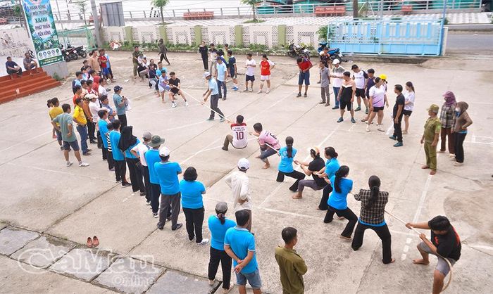 Các vận động viên tranh tài sôi nổi trò chơi dân gian trong khuôn khổ Ngày hội.