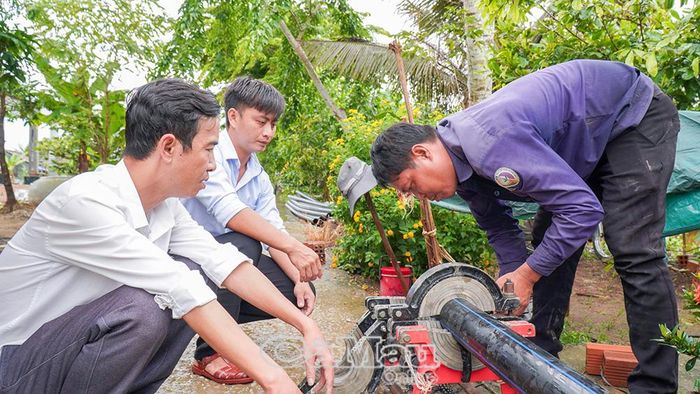  UBND Xã Nguyễn Phích cử lực lượng phối hợp, hỗ trợ đơn vị thi công giải phóng mặt bằng, tạo mọi điều kiện thuận lợi nhất để việc lắp đặt đường ống diễn ra thông suốt.