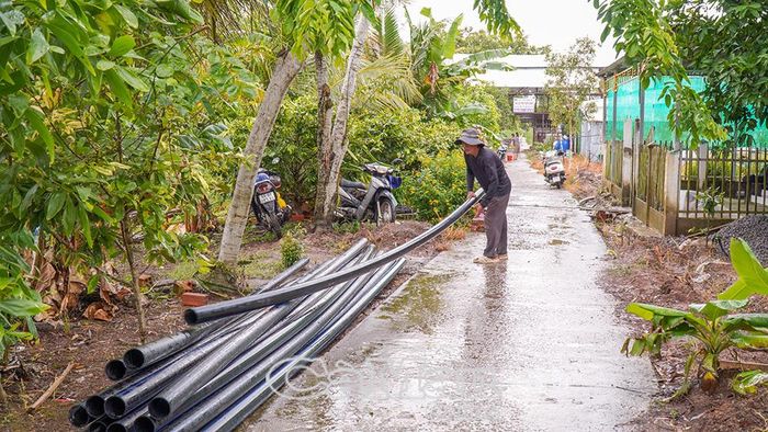  Vật tư ống dẫn nước được tập kết đầy đủ, phục vụ thi công.