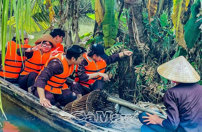 Du khách thích thú trải nghiệm chèo xuồng ba lá và bắt cá tại Khu du lịch sinh thái Cà Mau - ECO (xã Đá Bạc).