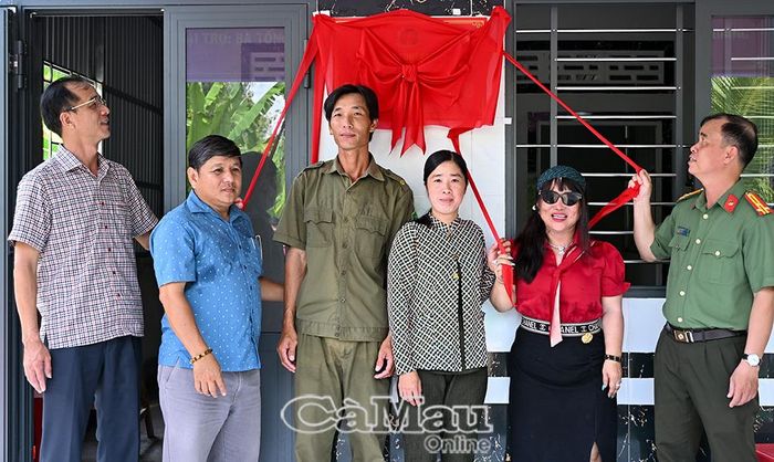 Nghi thức bàn giao nhà cho gia đình anh Phan Văn Trọn, ấp Tường Thắng.