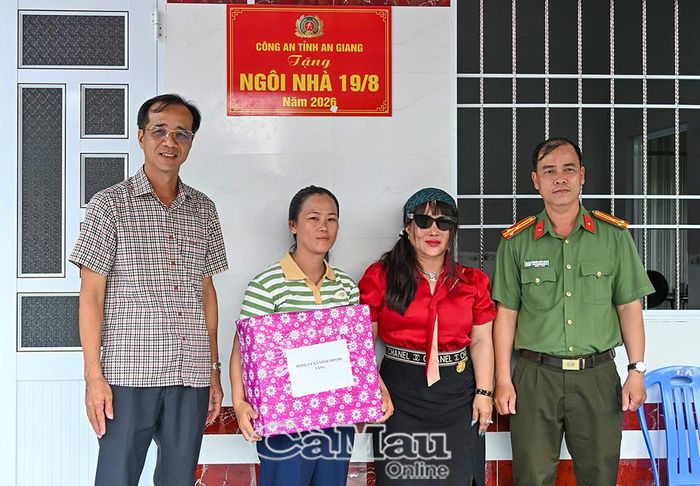 Bí thư Đảng uỷ xã Vĩnh Thanh Ngô Nguyên Phong (bìa trái) tặng quà cho gia đình anh Nguyễn Văn Vàng.