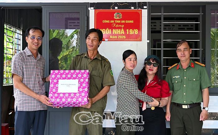 Bí thư Đảng uỷ xã Vĩnh Thanh Ngô Nguyên Phong tặng quà cho gia đình anh Phan Văn Trọn.
