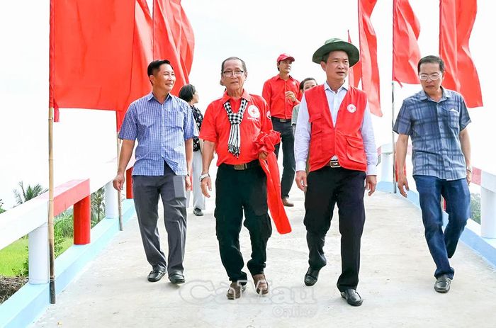 Cầu Kênh Cựa Gà (ấp Đá Bạc B) vừa khánh thành có chiều dài 30 m, rộng 3,5 m, thuận lợi cho Nhân dân đi lại, giao thương.
