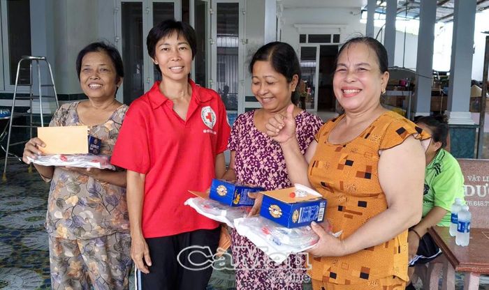 Đoàn thăm hỏi, tặng quà các bệnh nhân hoàn cảnh khó khăn đang trọ tại "Hẻm chạy thận".