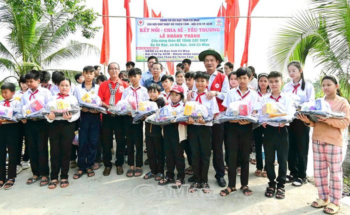 Lãnh đạo tỉnh, xã Đá Bạc và nhà tài trợ trao quà cho học sinh ấp Đá Bạc B.