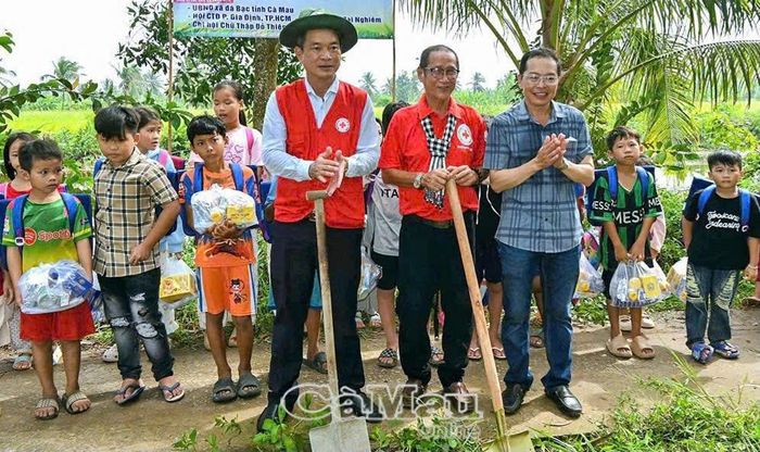 Các đại biểu thực hiện nghi thức khởi công xây dựng cầu, đồng thời trao quà cho học sinh hoàn cảnh khó khăn tại ấp Sào Lưới A.