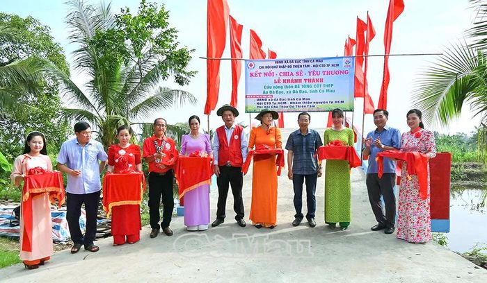 Ông Nguyễn Văn Khởi, Phó Chủ tịch Uỷ ban MTTQ Việt Nam tỉnh Cà Mau, Chủ tịch Hội Chữ thập đỏ tỉnh (thứ sáu từ trái sang), cùng lãnh đạo xã Đá Bạc và nhà tài trợ cắt băng khánh thành cầu Kênh Cựa Gà.