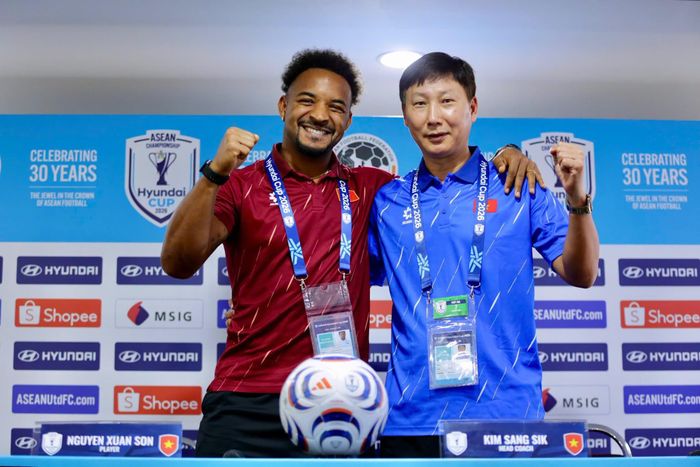 Nguyễn Xuân Son cùng HLV Kim Sang-sik quyết tâm đánh bại Malaysia