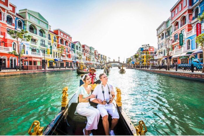 Du khách ngồi thuyền Gondola du ngoạn kênh đào Venice nước Ý ngay tại đảo ngọc Phú Quốc ẢNH: TRUNG HIẾU/ Thanh niên.