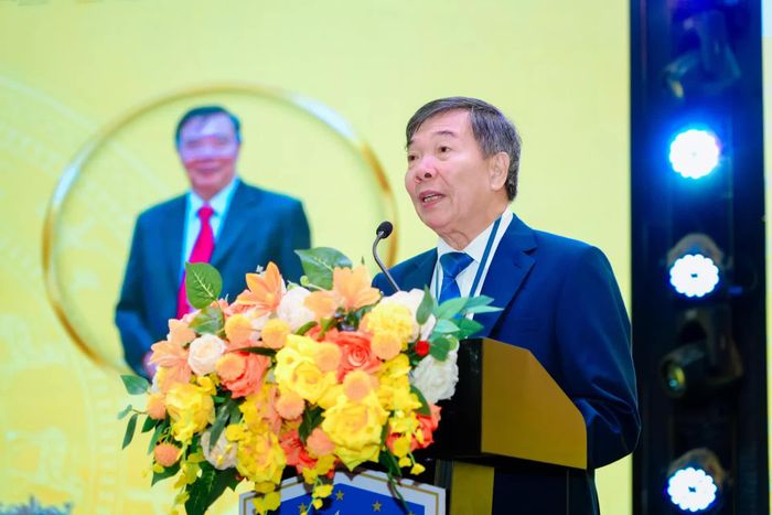 PGS.TS. NGƯT. Nguyễn Kim Hồng - Hiệu trưởng Trường Đại học Nguyễn Tất Thành - nhấn mạnh ý nghĩa của việc kết nối cơ quan quản lý, giới khoa học, các cơ sở đào tạo và doanh nghiệp để cùng trao đổi những vấn đề mới của ngành du lịch.