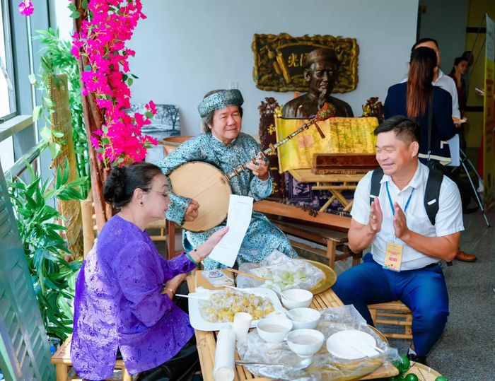 Không gian trưng bày tại Hội thảo giới thiệu những nét văn hóa, ẩm thực và giá trị di sản đặc trưng, góp phần làm nổi bật bản sắc điểm đến Việt Nam.