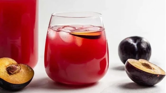  Nước ép mận tím chua ngọt tự nhiên, giàu vitamin C 