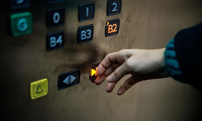 Khi đi thang máy, bạn cần ghi nhớ một số nguyên tắc an toàn