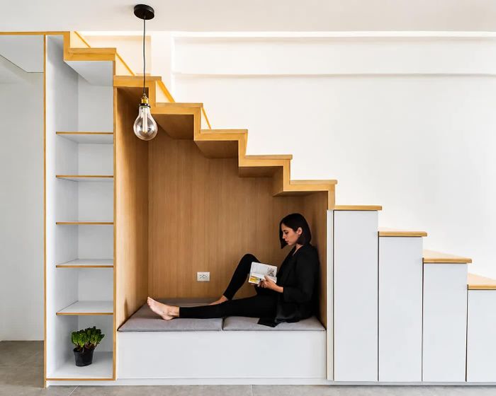 Bạn có thể biết khu vực gầm cầu thang thành một góc đọc sách độc đáo