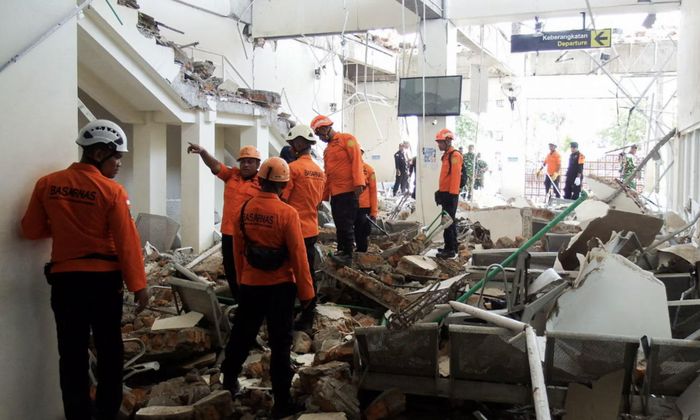 Thiệt hại do động đất ở Indonesia - Ảnh: Reuters