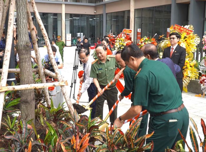 Thứ trưởng Đặng Hồng Đức cùng các đại biểu trồng cây tại khuôn viên dự án.