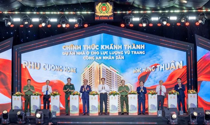 Nguyên Thủ tướng Chính phủ Nguyễn Tấn Dũng; Thứ trưởng Đặng Hồng Đức cùng các đại biểu thực hiện nghi thức cắt băng khánh thành dự án.