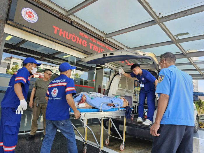 Các nạn nhân được đưa đến Bệnh viện Ngoại khoa 115 Nghệ An cấp cứu