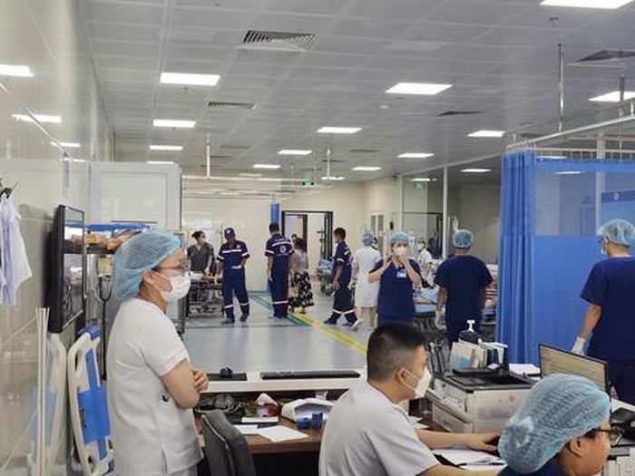 Các bác sỹ tập trung tiếp nhận, cấp cứu các nạn nhân