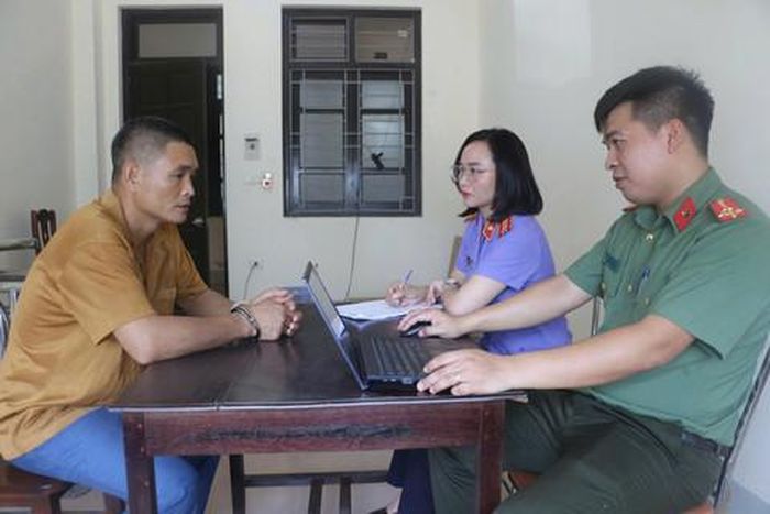 Lấy lời khai Nguyễn Đình Kiên, đối tượng cầm đầu đường dây hút trộm dầu