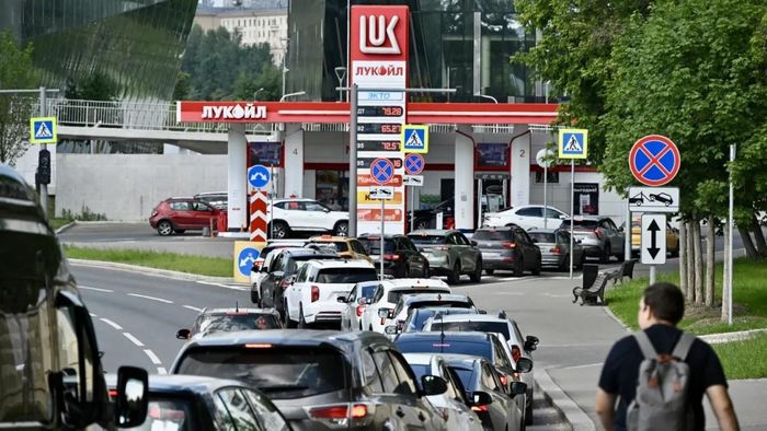 Người dân xếp hàng chờ đổ xăng tại một trạm xăng Lukoil ở Moscow vào ngày 30/6/2026. Ảnh: Getty.
